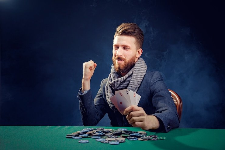 Dua teman menikmati permainan slot online dalam suasana santai dan penuh keceriaan
